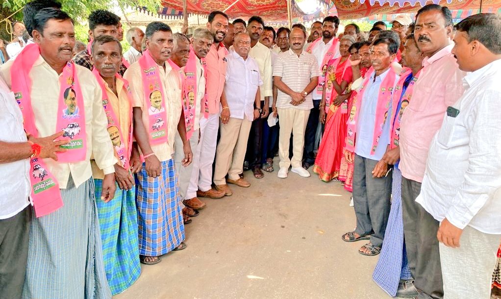 DharmareddyTRS's tweet photo. నియోజకవర్గంలోని దామెర మండలం పులుకుర్తి గ్రామానికి చెందిన కాంగ్రెస్ పార్టీ నాయకులు పలువురు తెరాసలో చేరడం జరిగింది.
@trspartyonline 
@DayakarRao2019 
@KTRTRS 
@trsharish https://t.co/pABFqad6fZ