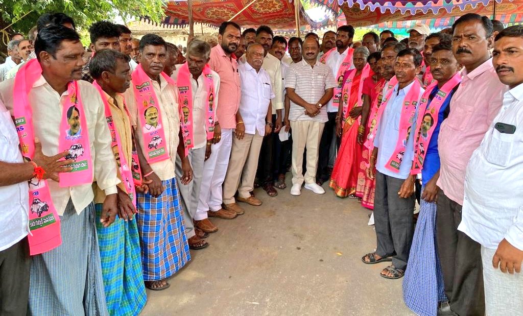 DharmareddyTRS's tweet photo. నియోజకవర్గంలోని దామెర మండలం పులుకుర్తి గ్రామానికి చెందిన కాంగ్రెస్ పార్టీ నాయకులు పలువురు తెరాసలో చేరడం జరిగింది.
@trspartyonline 
@DayakarRao2019 
@KTRTRS 
@trsharish https://t.co/pABFqad6fZ