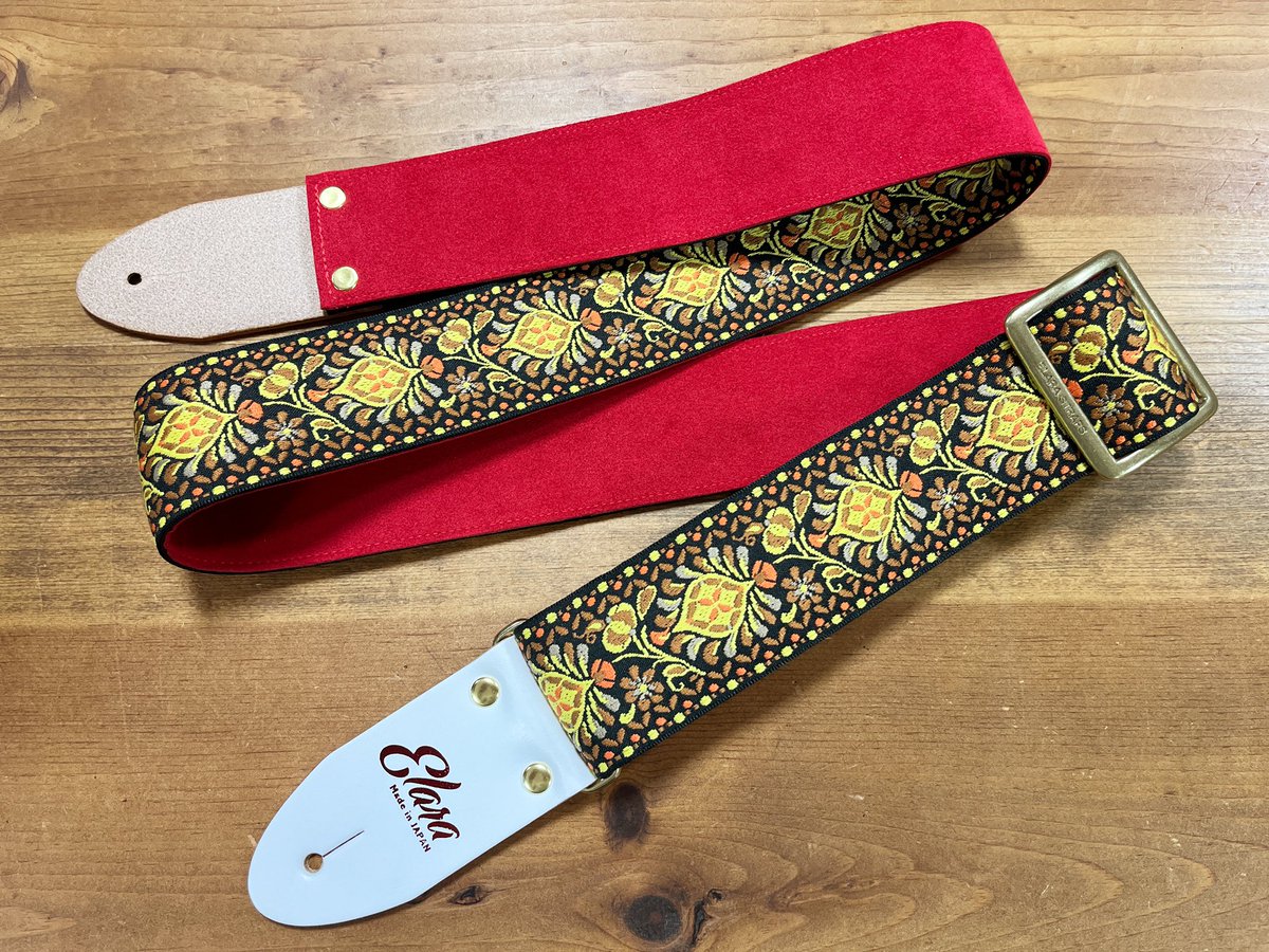 ElaraStraps's tweet photo. お客様よりカスタムオーダー頂き製作したストラップ!
Peacock Queue Yellow Ultrasuede
レッド・ウルトラスウェード/ホワイト・タブ革/レッド・ロゴ箔/ブラス・パーツ
#elarastraps #PeacockQueue #ultrasuede #guitarstrap #hippiestrap #acestrap #エララストラップ #ギターストラップ https://t.co/k9WQUqBE65