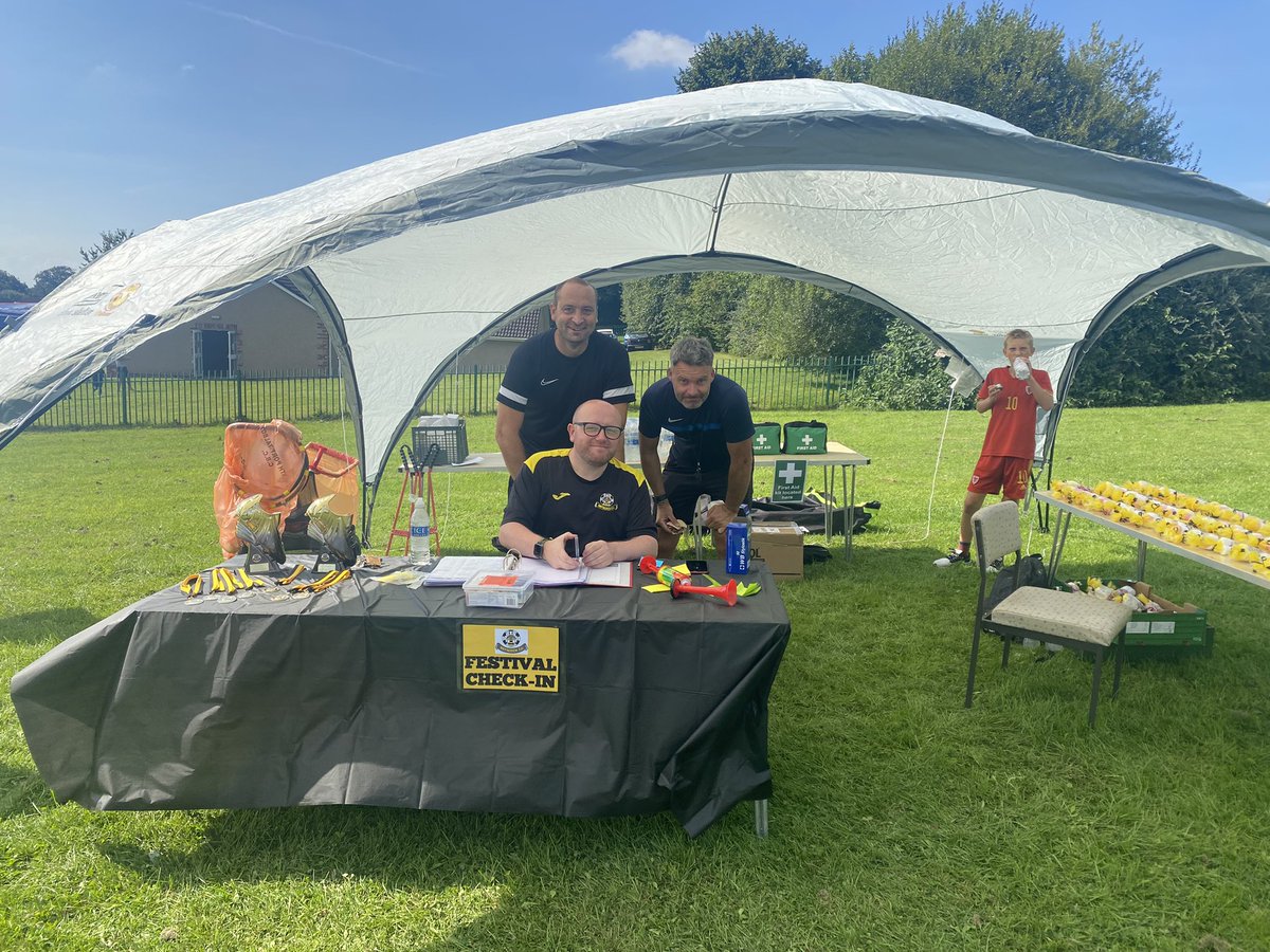 Vicki_Evs's tweet photo. Amazing to have grassroots ⚽️ festivals and tournaments back! Well done 🐝@fc_minis for organising a brilliant day 👏🏼#bryncochbees #uppabees #grassroots #football #neath #swansea #wales @FAWales @NoelMooney13 @Jeremy_Miles @rossm5055 https://t.co/xFXWiDcGrH