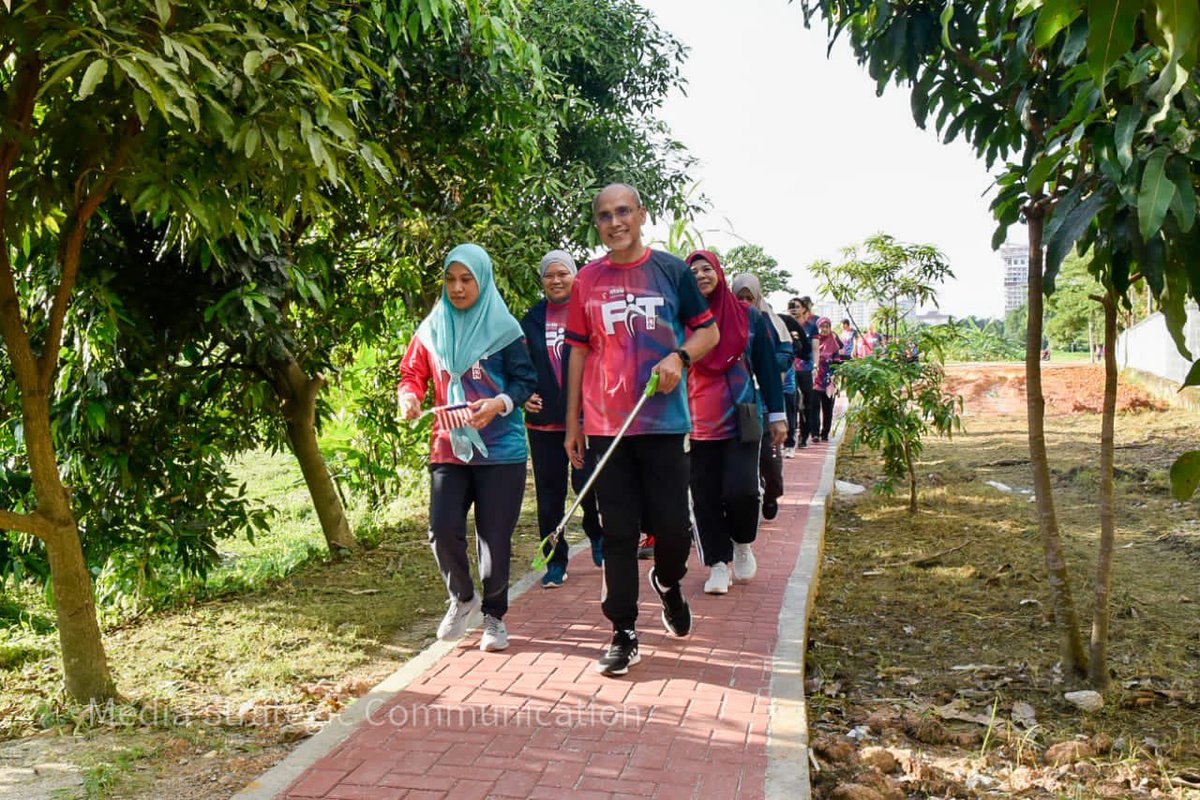 Spent time at the riverbank, that is part of @MSUmalaysia Sg Damansara River Trail Project. Joined the cleaning & plogging activities with the staff, in light of #MSUFit23 event. @MSUcollege @msumcmalaysia @MSUscd #MSUsdg @ZainiUjang2