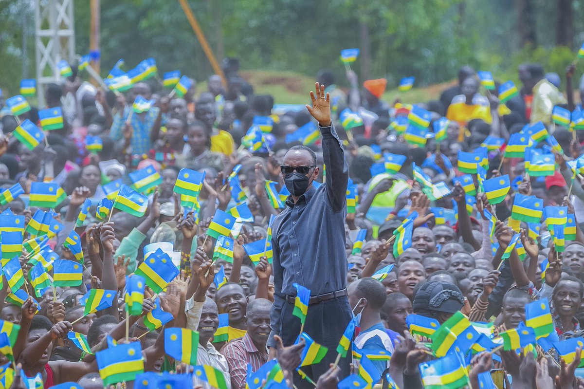 UrugwiroVillage's tweet photo. President Kagame has arrived at Kagano ground for the third day of #Citizenoutreach where he will interact with over 100,000 residents of the Western Province #KwegeraAbaturage. Follow live https://t.co/z9LrFI3c1L https://t.co/ircx4oHIjk