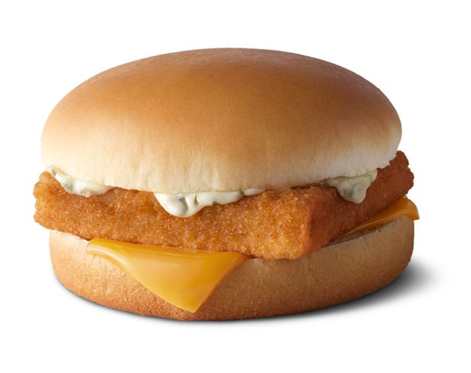 WHAT EMPLOYEE AT MCDONALDS THOUGHT IT WAS A GOOD IDEA TO PUT A SLICE OF CHEESE ON THE MCFISH ??? https://t