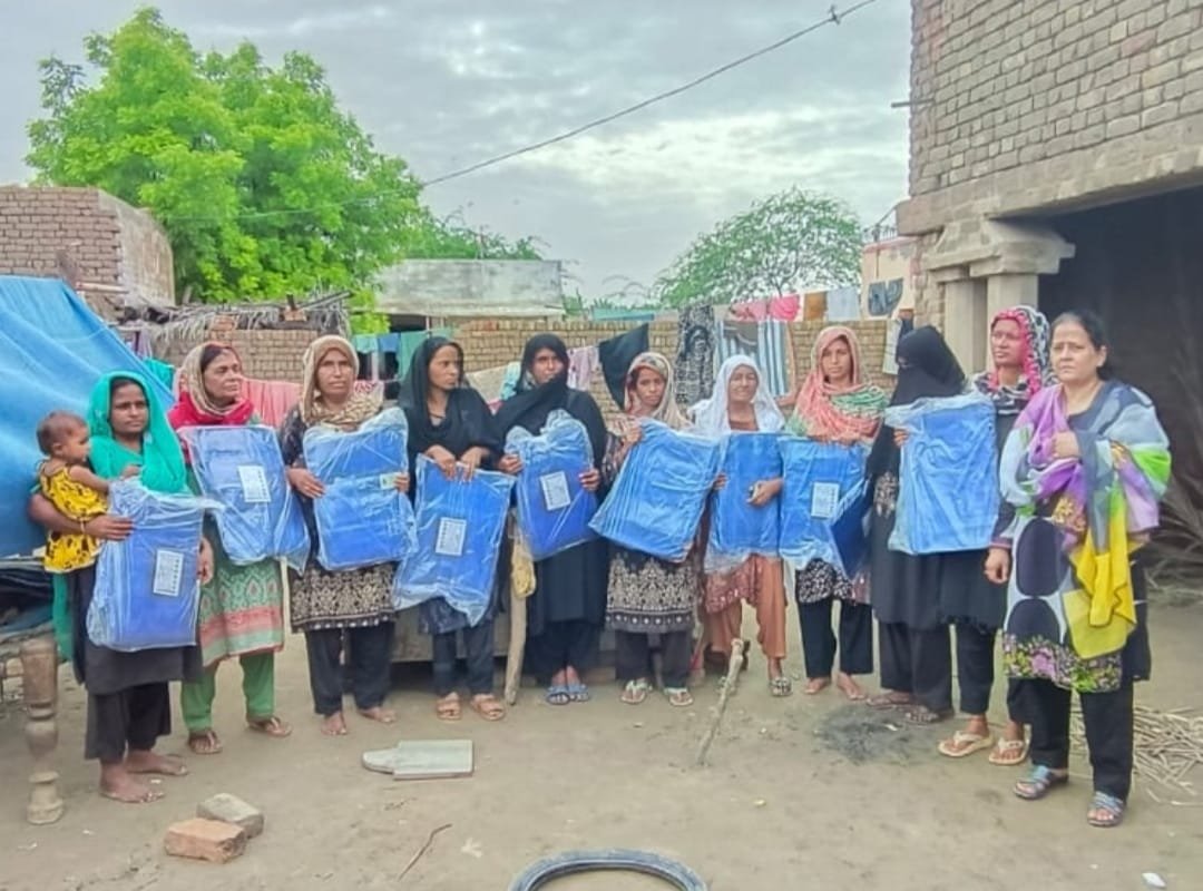 SRSO_Official's tweet photo. SRSO'- Crafts Enterprise Development (CED) team with the financial support of JICA Light-F Project officials  distributed Tarpaulin Sheets in 9️⃣0️⃣ families of District Sukkur &amp; Khairpur.
#SRSOreliefsupport #RapidAssessment #SindhNeedsDisasterRelief #philanthropy #BDGs https://t.co/zJRODuHeYF
