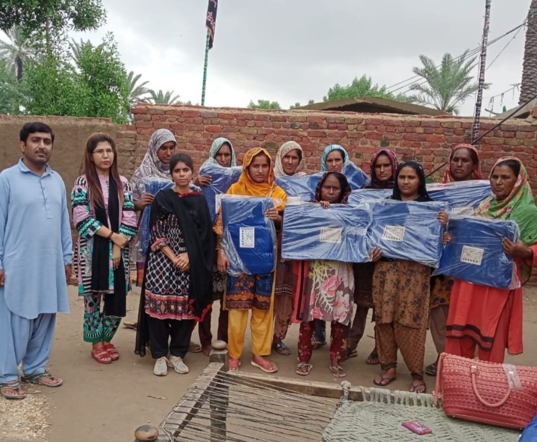 SRSO_Official's tweet photo. SRSO'- Crafts Enterprise Development (CED) team with the financial support of JICA Light-F Project officials  distributed Tarpaulin Sheets in 9️⃣0️⃣ families of District Sukkur &amp; Khairpur.
#SRSOreliefsupport #RapidAssessment #SindhNeedsDisasterRelief #philanthropy #BDGs https://t.co/zJRODuHeYF