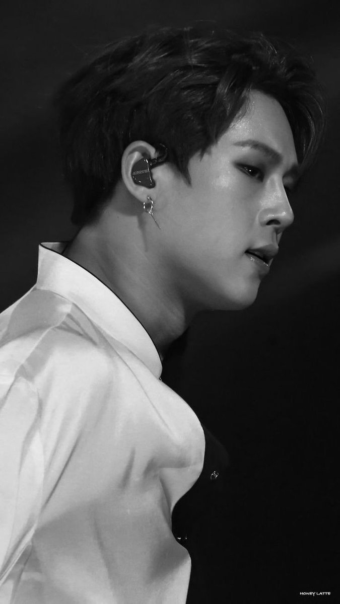 LoveeJooheonn's tweet photo. Jooheon pictures in black &amp; white hit different. ☯️🖤🤍
 (a thread) ✨

(Picture credits to respective owners 💗)

#주헌 #JOOHONEY https://t.co/Uea6MmXeDE