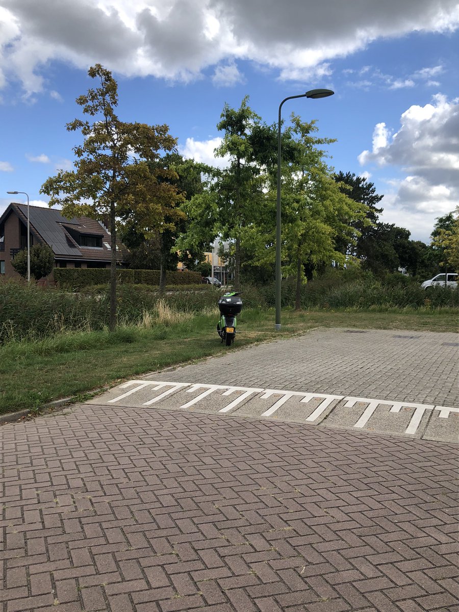 Jurjen16's tweet photo. Het intens asociale en parasitaire verdienmodel van @gosharingoff staat al 5 dagen in een plantsoen aan de Laurenburg in #bleiswijk #grenzendicht gemeenteraad van @Lansingerland dit bedrijf heeft lak aan jullie en de bevolking. Maak.Beleid. #doyourjob https://t.co/zPNLcdGAtI