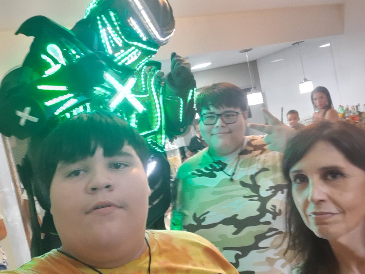 Vou passar o dia das mães com minha rainha Sueli Rodrigo manda abraço pra a gente a gente te ama Rodrigo