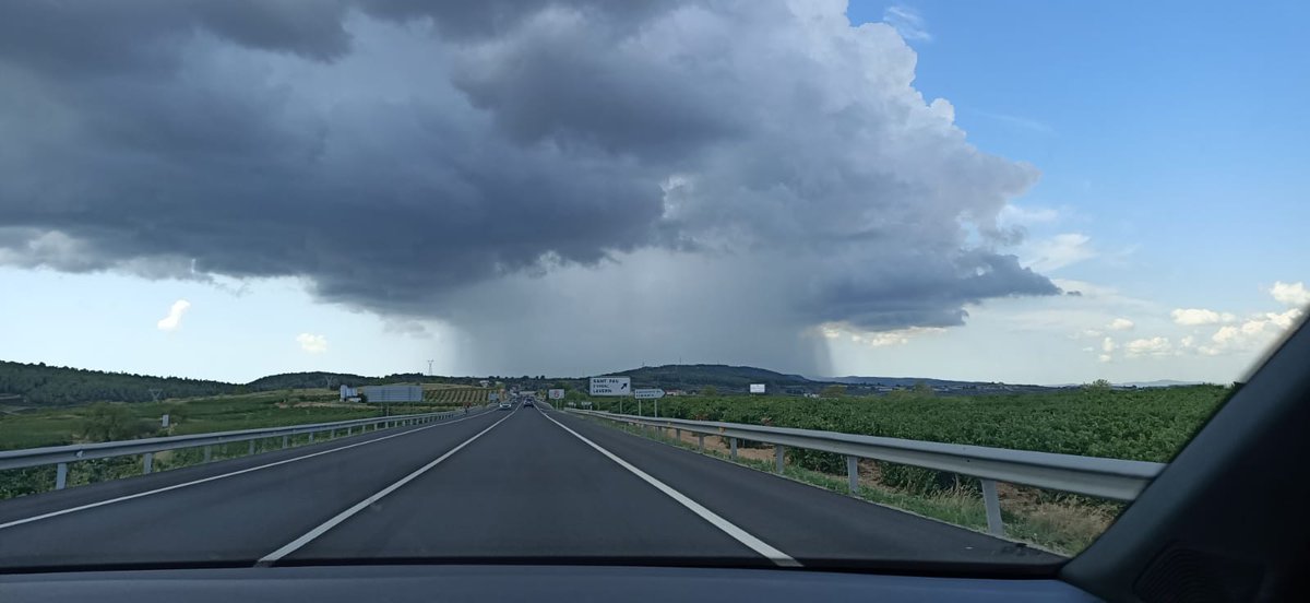 DaniBus1's tweet photo. Impressionant cortina d'aigua vista des de Avinyonet! @eltempsTV3 @TomasMolinaB @tv3cat @tiempobrasero https://t.co/i1wNJ2AVtl