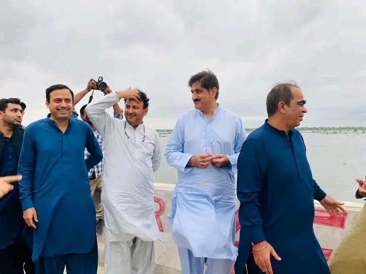 AamirDoshi's tweet photo. @AftabSherpao @MuradAliShahPPP @SindhCMHouse @BBhuttoZardari سنڌ ٻڏي ٿي ۽ انتظاميا مرڪي ٿي https://t.co/RqyDUV7PfE