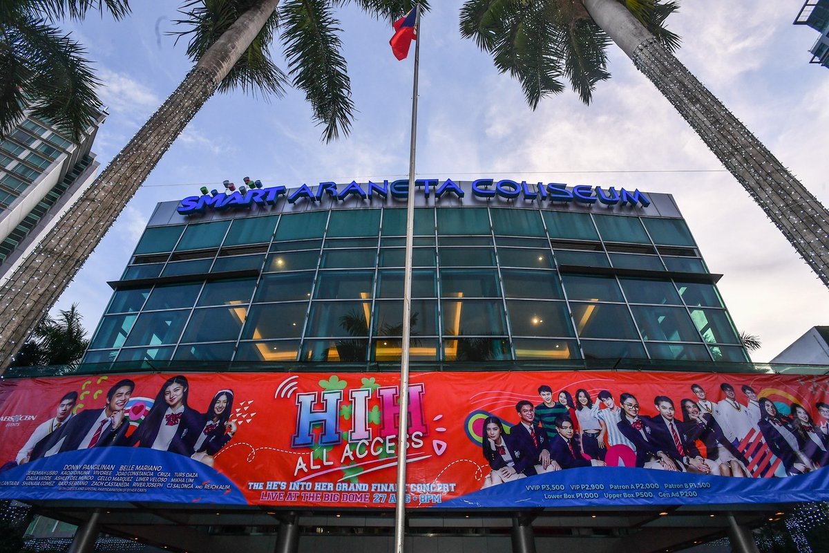 TheBigDome's tweet photo. Supportive #Bearkadas at #TheBigDome hours before the concert starts!!!🧡🐻
#HIHatTheBigDome #HIHAllAccessConcert #HIHAllAccess #HesIntoHer #DonBelle @iwanttfc https://t.co/9WBSkQa07L