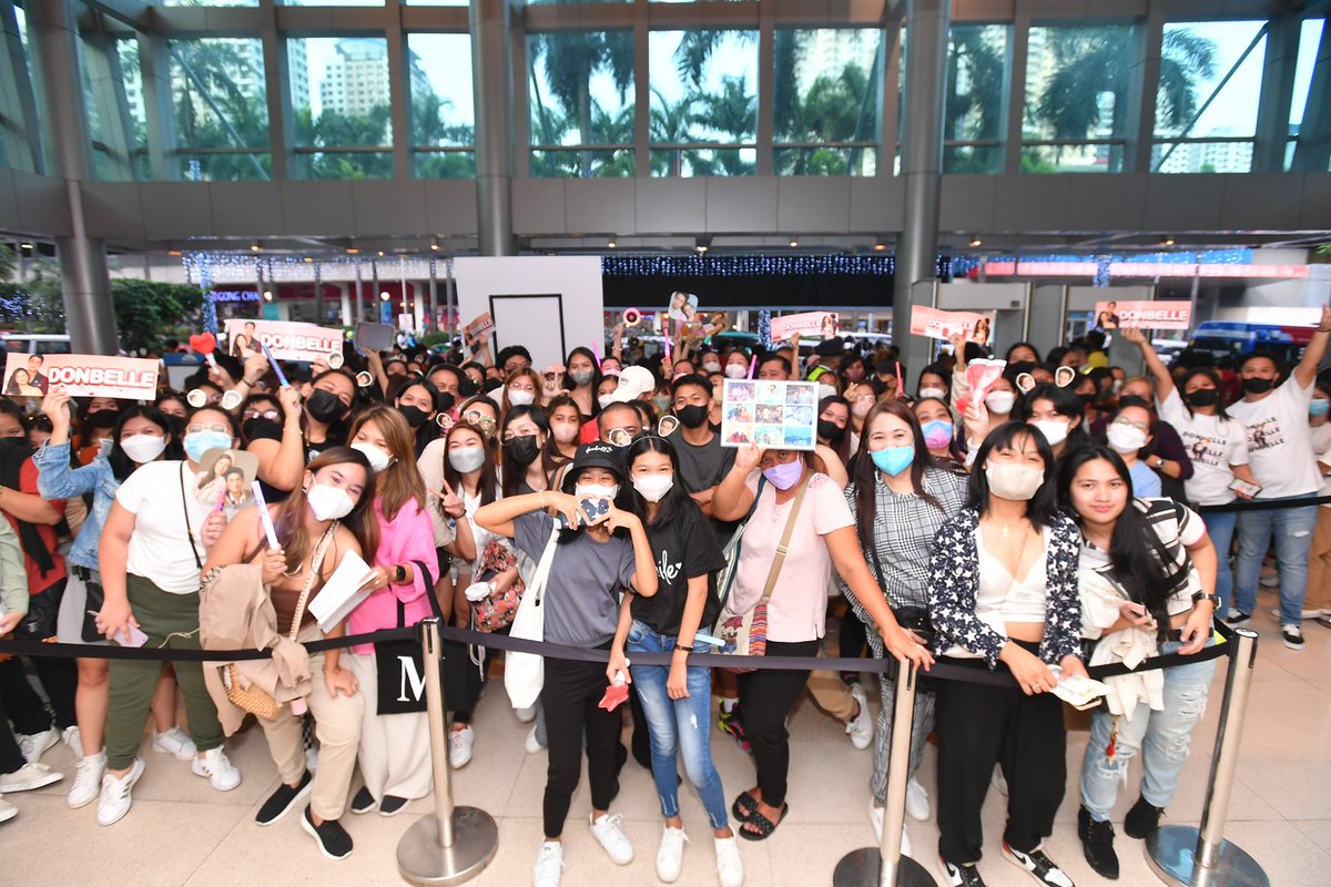 TheBigDome's tweet photo. Supportive #Bearkadas at #TheBigDome hours before the concert starts!!!🧡🐻
#HIHatTheBigDome #HIHAllAccessConcert #HIHAllAccess #HesIntoHer #DonBelle @iwanttfc https://t.co/9WBSkQa07L