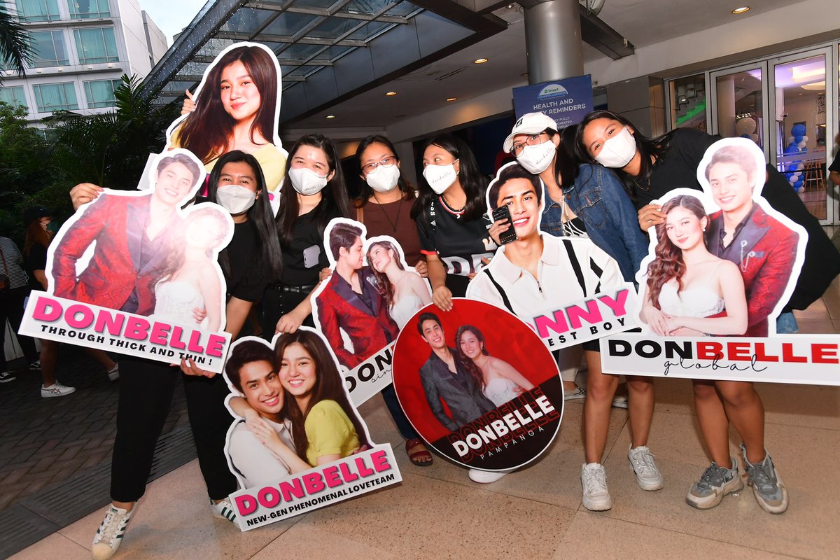 TheBigDome's tweet photo. Supportive #Bearkadas at #TheBigDome hours before the concert starts!!!🧡🐻
#HIHatTheBigDome #HIHAllAccessConcert #HIHAllAccess #HesIntoHer #DonBelle @iwanttfc https://t.co/9WBSkQa07L