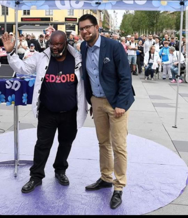 inger711's tweet photo. @GreiderDD Och du skall vara demokrat?? Är det demokrati att hata Sveriges tredje största parti SD och vilja att L åker ur riksdagen för att L accepterar SD som så många svenskar och invandrare gillar. Jimmie på valturné 2018 med partikamrat från Kongo som är pastor https://t.co/eA7VrCtUmC