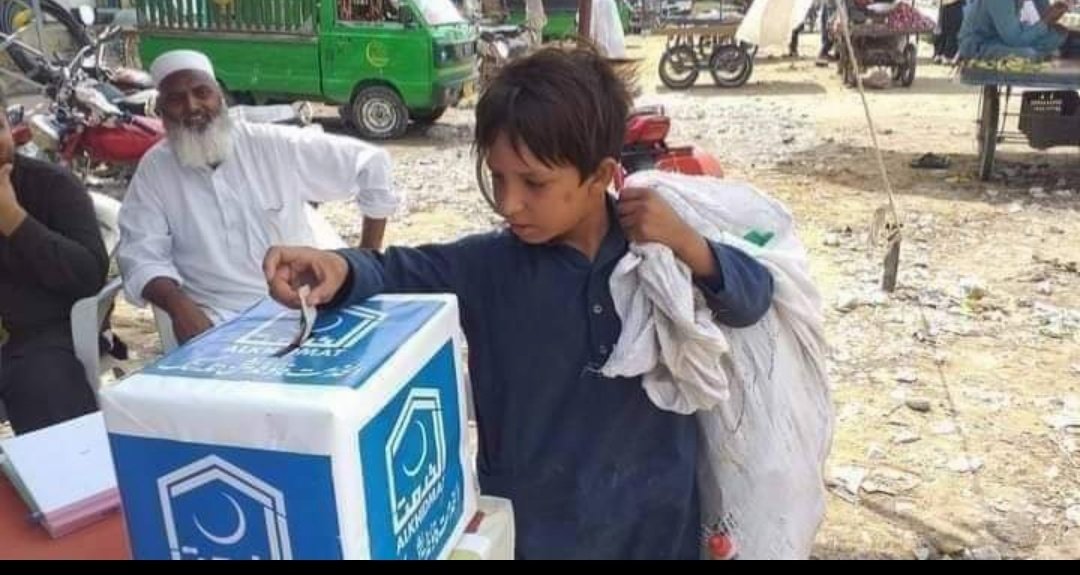 Makswati3's tweet photo. اس بچے کے جذبے کو سلام پیش کرتا ہوں ۔ https://t.co/NIRxL2aOq0