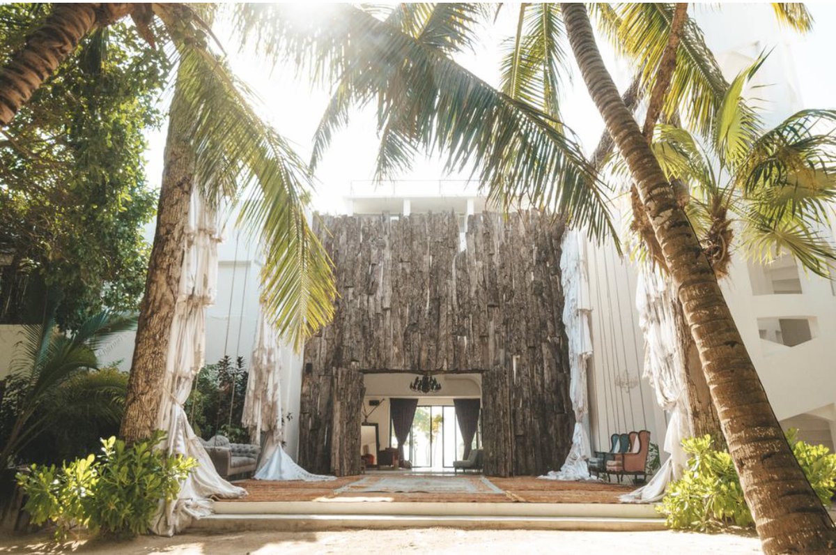 CerfiaFR's tweet photo. 🇲🇽💊 INSOLITE | Si vous souhaitez passer des vacances comme Pablo #Escobar, il est possible de louer sa résidence « la #CasaMalca », située à #Tulum, au #Mexique. 
Il l’aurait utilisé pour des réunions avec des barons de #drogue mexicains. 

(20Minutes) #TrafiquanteDeLaCalle https://t.co/PbmpvWDQeS