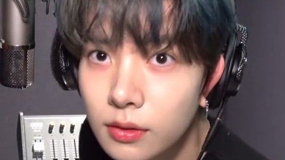 _fleurblooms's tweet photo. why is heeseung so 😔🤏 https://t.co/5akMf7Q6z0
