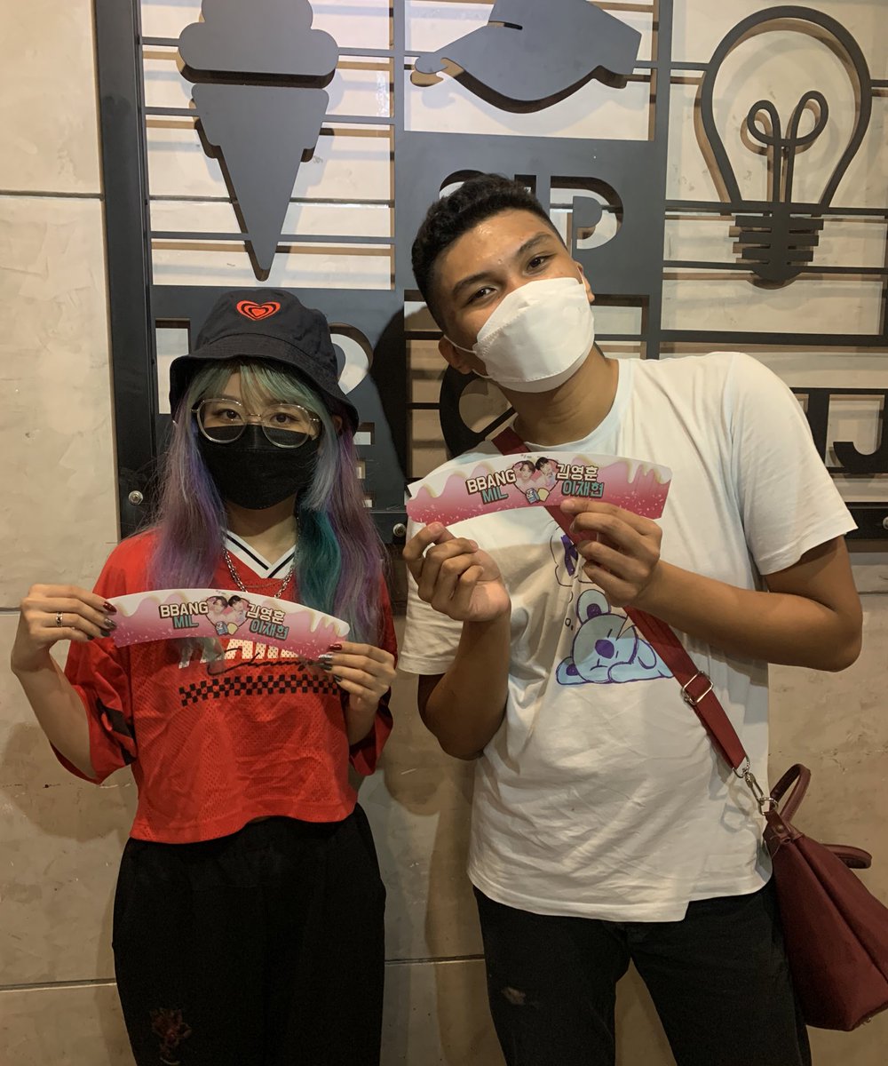 justbbangkyu's tweet photo. 08.27.22 | #SONGDO_STATION cupsleeve event. ๐ฅบ๐
it's every eventful day dahil nakaattend na rin ako ng tbz cse for the F1RST time and I met some deobis out there. ๐ฅบ it was nice to meet you, @hyunjaemwohae & finally nagkita na rin tayo for the 2 years, @jumilled. ๐ ++ https://t.co/uvYpfoI9Eq
