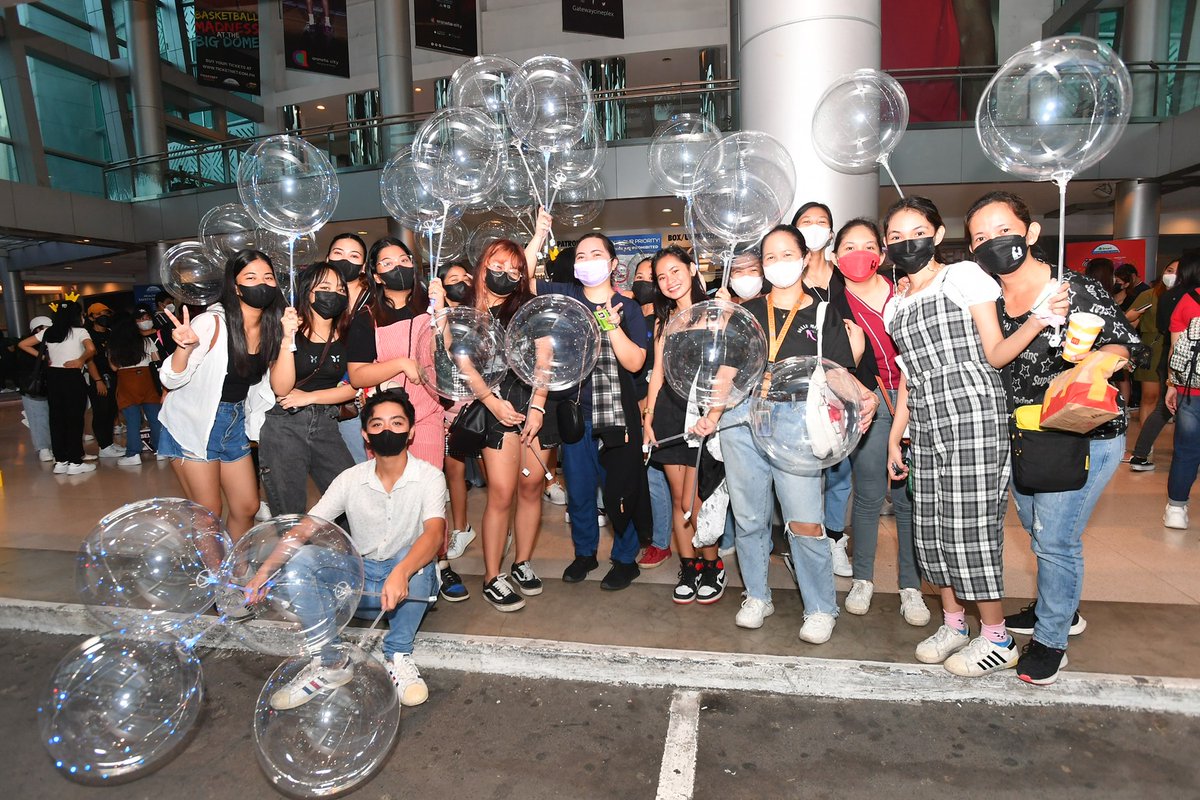 TheBigDome's tweet photo. Supportive #Bearkadas at #TheBigDome hours before the concert starts!!!🧡🐻
📷 Bruce Casanova
#HIHatTheBigDome #HIHAllAccessConcert #HIHAllAccess #HesIntoHer #DonBelle
*Kindly tag and credit Smart Araneta Coliseum when reposting the photos https://t.co/xpAxWWKvTC
