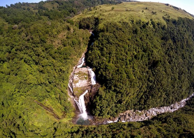SundayMailZim's tweet photo. #WeekendTravel 
#ChasingWaterfalls 
Zimbabwe’s Eastern Highlands is the region with the most recorded waterfalls 

Some of these thrilling views are: 

● Nyangombe Falls  
● Mutarazi Falls  
● Nyamuziwa Falls  
● Pungwe Falls  
● Nyakupinga Falls 

📸 *various https://t.co/XAXfEIqoz6