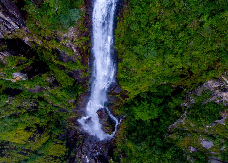SundayMailZim's tweet photo. #WeekendTravel 
#ChasingWaterfalls 
Zimbabwe’s Eastern Highlands is the region with the most recorded waterfalls 

Some of these thrilling views are: 

● Nyangombe Falls  
● Mutarazi Falls  
● Nyamuziwa Falls  
● Pungwe Falls  
● Nyakupinga Falls 

📸 *various https://t.co/XAXfEIqoz6