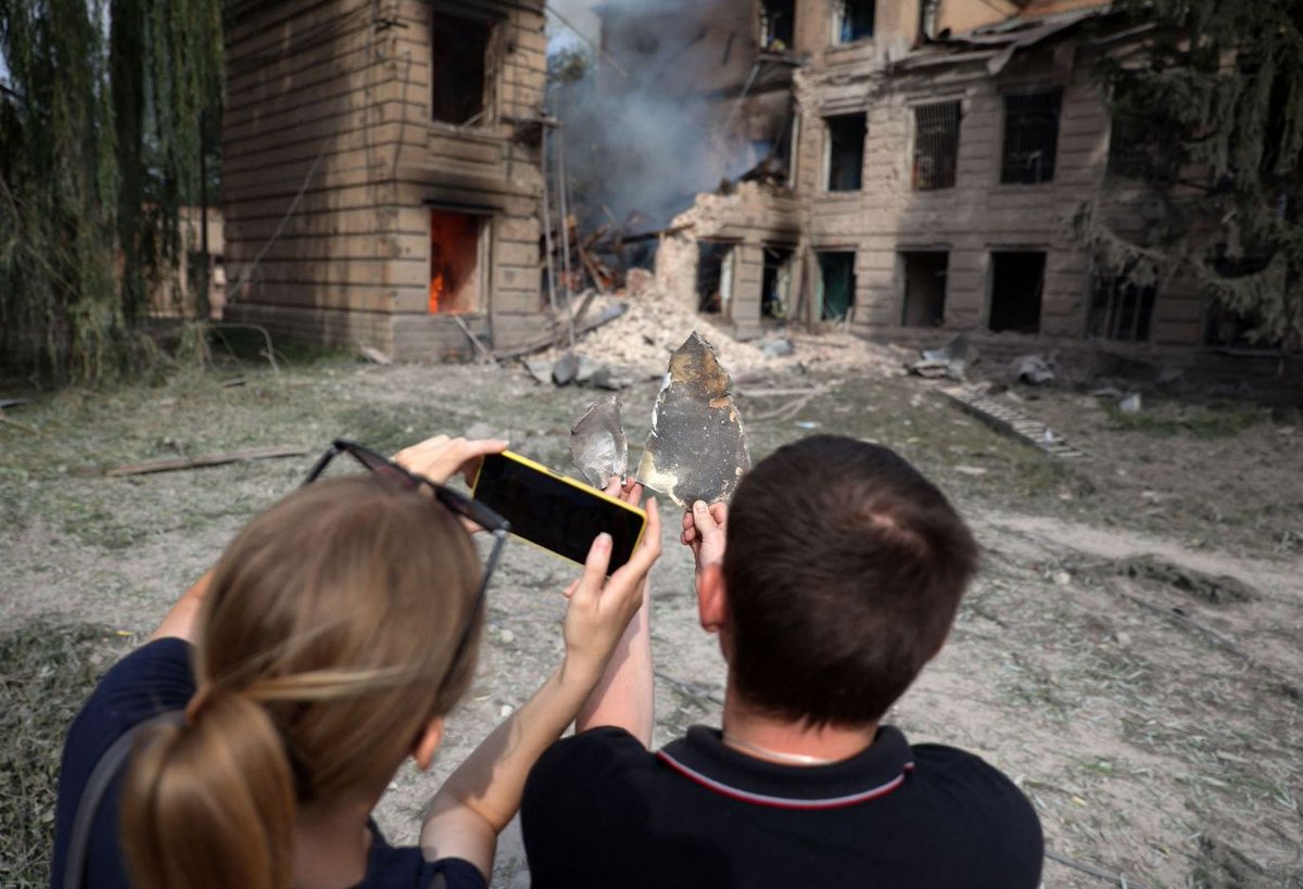 zav_raya's tweet photo. The burning building of the chemical college in Sloviansk, Donetsk region, which was shelled on the morning of August 26, 2022. #Ukraine #war #RussianAggression #RussianWarCrimes #RussiaIsATerroristState https://t.co/HAdtycYaiK