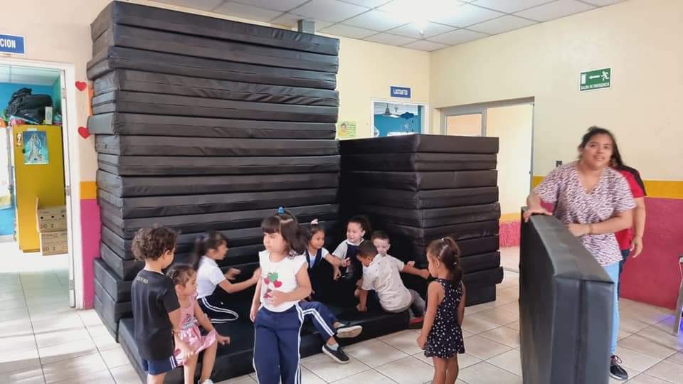 Estelí, Nicaragua

Autoridades Municipales de Estelí realizan entrega a Nueve (9) CDI colchonetas, equipos tecnológicos, refrigeradores, instalación de Internet, materiales didácticos

#PatriaBenditayLibre 
#UnidosEnVictorias