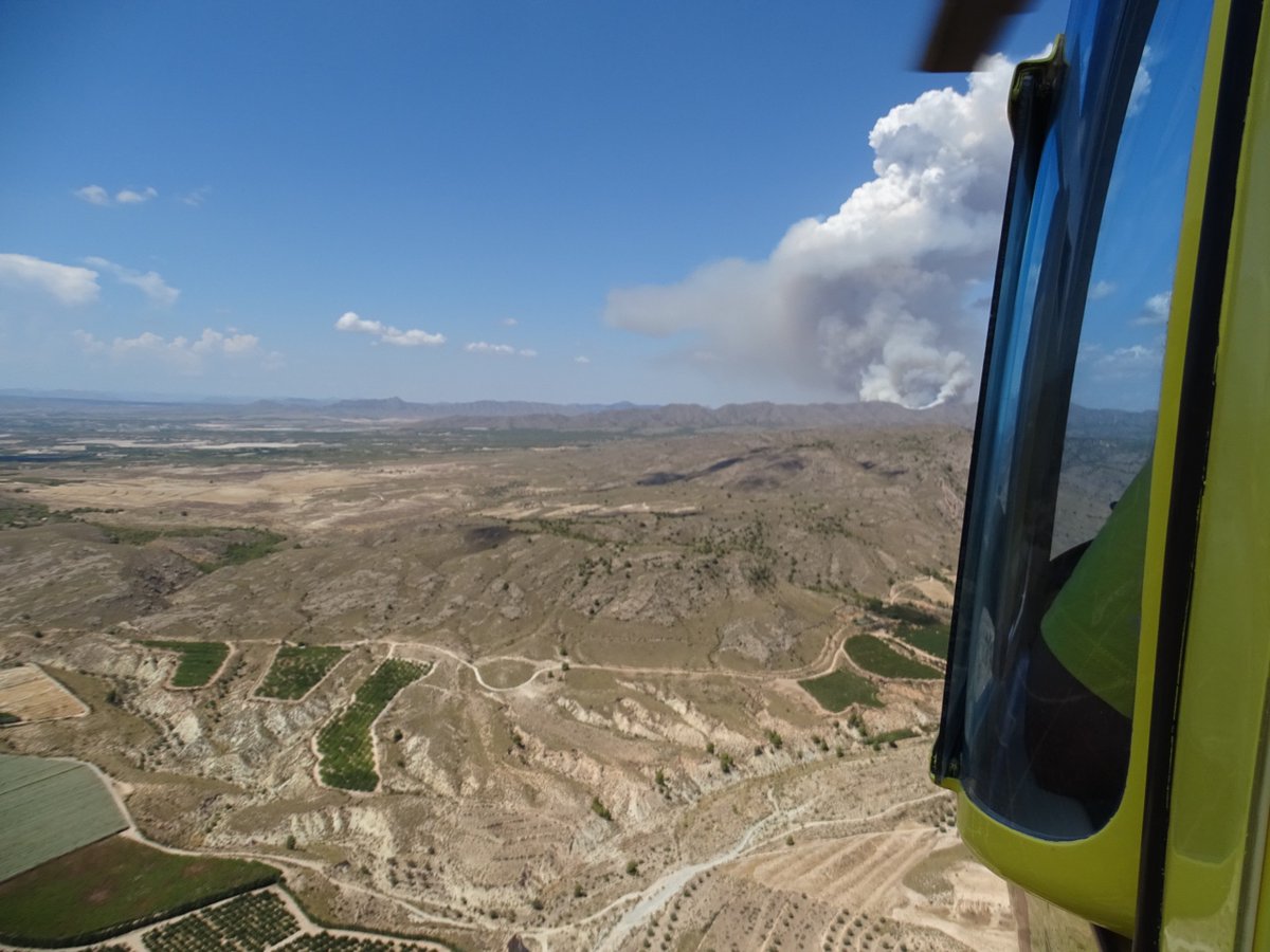 112rmurcia's tweet photo. Efectivos del Plan Infomur combaten un incendio forestal en Sierra Larga en Jumilla ▶️▶️https://t.co/l1AMrBnQrC https://t.co/P3hgUfFZ0K