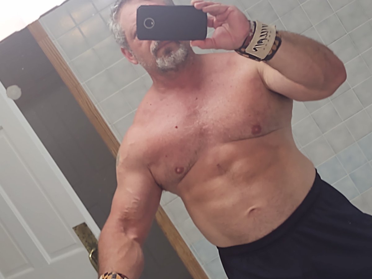 SeanBer09445239's tweet photo. Chest day! https://t.co/EZelonCzeA