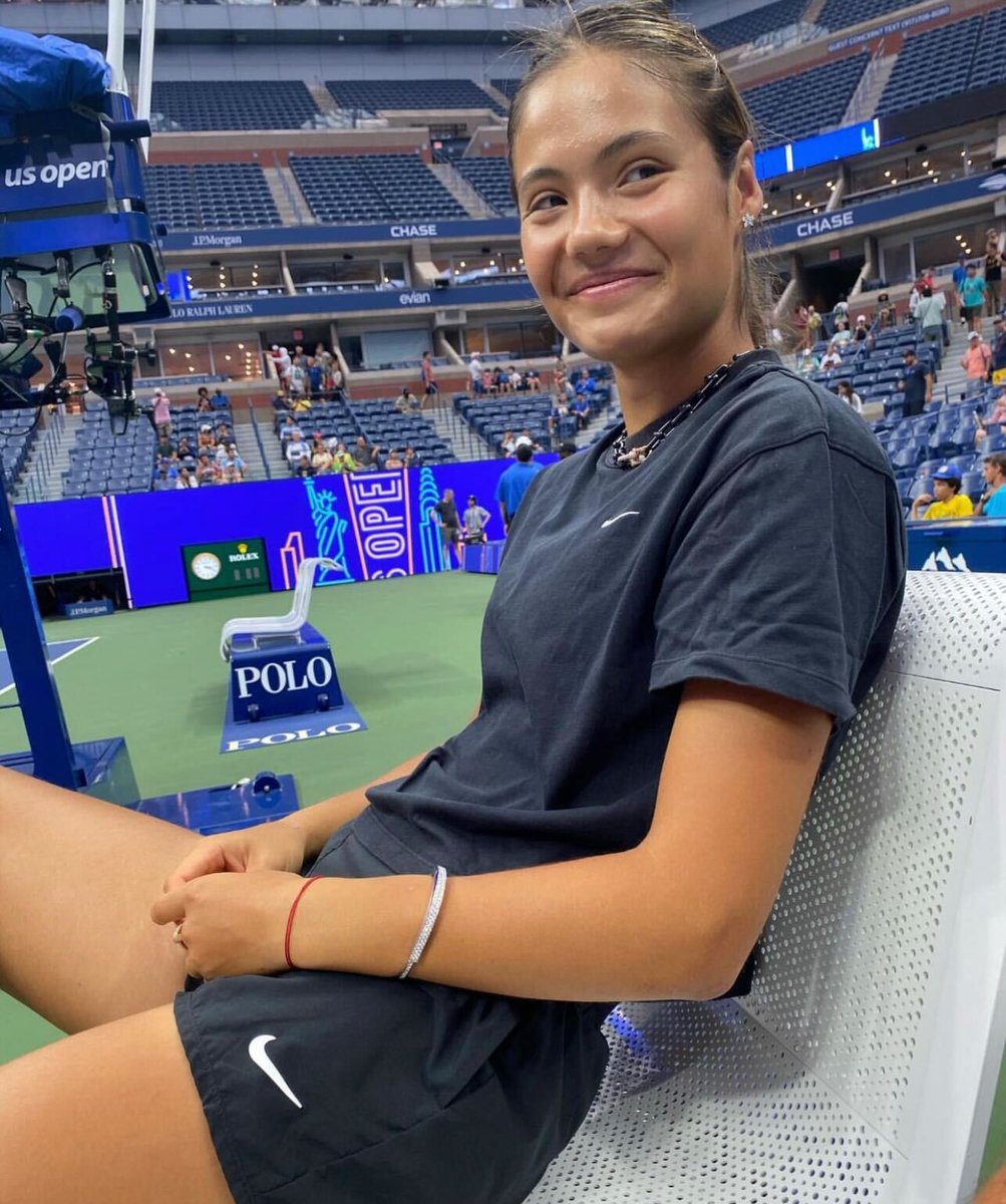 EmmaRaducanu's tweet photo. hello again @usopen 🙇🏻‍♀️😜 https://t.co/AqI80oWBg0
