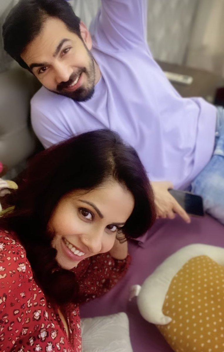 Peaceofmind0135's tweet photo. This duo rocks 🔥

#Shittyideastrending #KaranVGrover #Chhavihussein https://t.co/yawBOo4Cuu