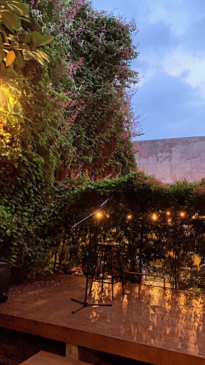 Panggung kita beribadah puisi malam ini 😍