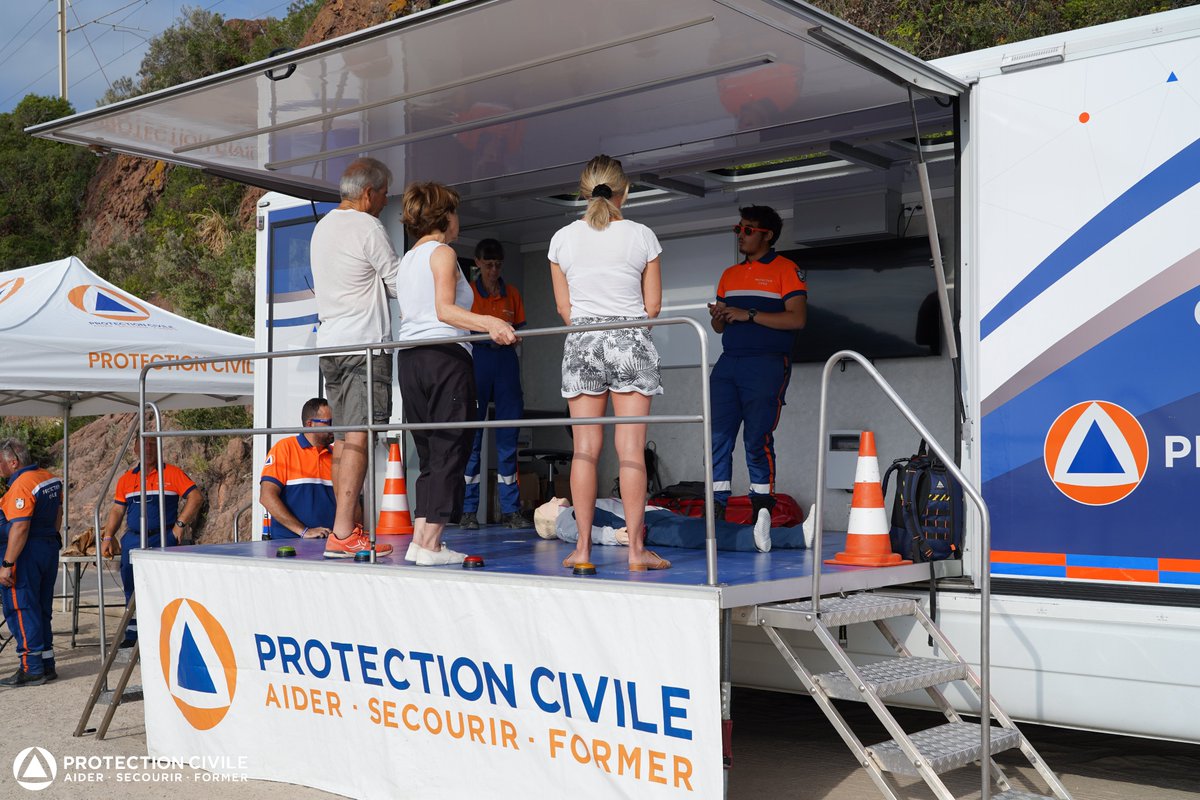 ProtecCivilefr's tweet photo. Clap de fin pour le #ProtecTour de la Protection Civile, avec les bénévoles de la Protection Civile des Alpes-Maritimes ! 🌴
Durant tout l'été, le Protec'Tour est allé à la rencontre des populations, aux bords des plages dans 3️⃣2️⃣ villes, situées dans 1️⃣9️⃣ départements ! 🏖️ https://t.co/i2ippc3K8b