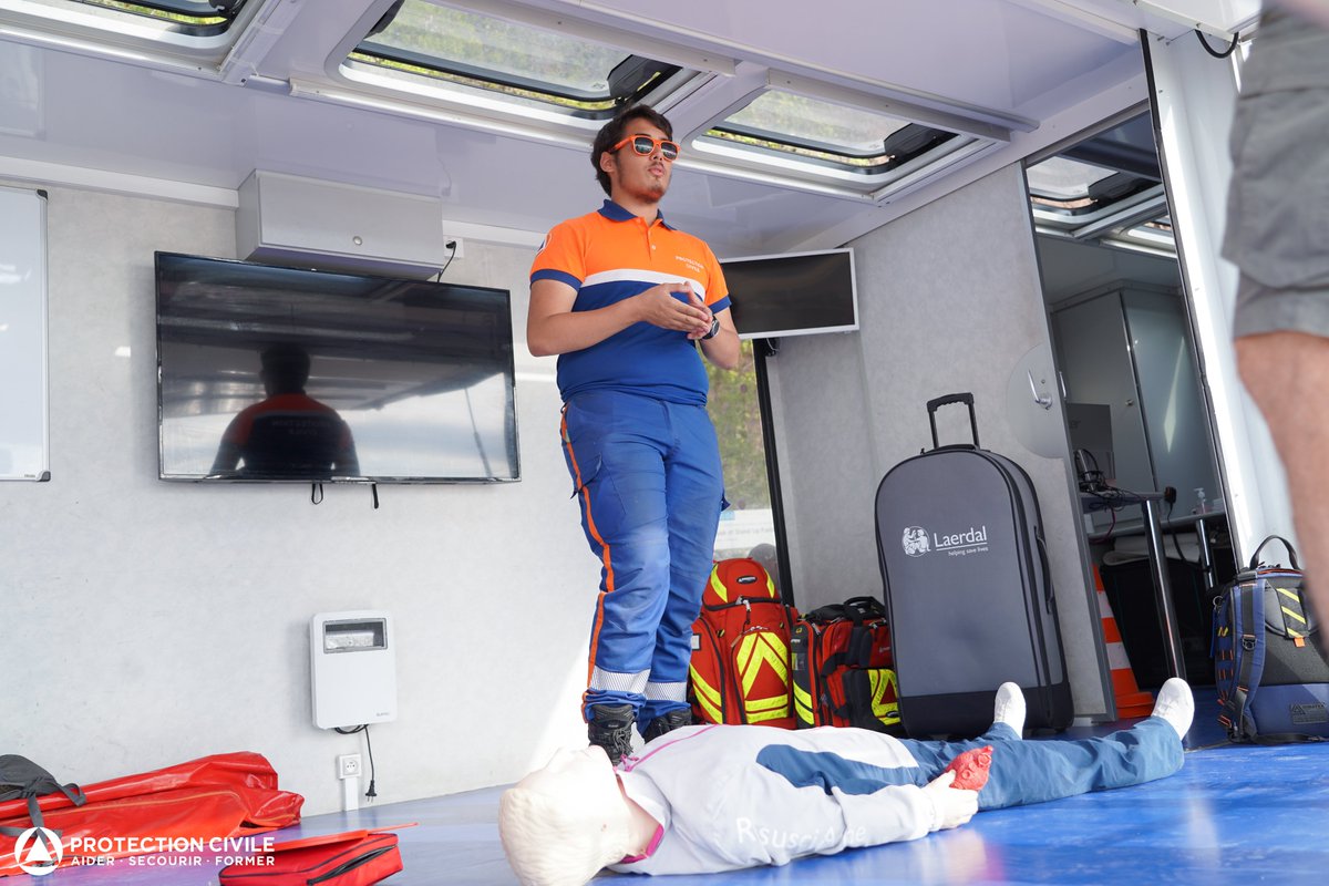 ProtecCivilefr's tweet photo. Clap de fin pour le #ProtecTour de la Protection Civile, avec les bénévoles de la Protection Civile des Alpes-Maritimes ! 🌴
Durant tout l'été, le Protec'Tour est allé à la rencontre des populations, aux bords des plages dans 3️⃣2️⃣ villes, situées dans 1️⃣9️⃣ départements ! 🏖️ https://t.co/i2ippc3K8b