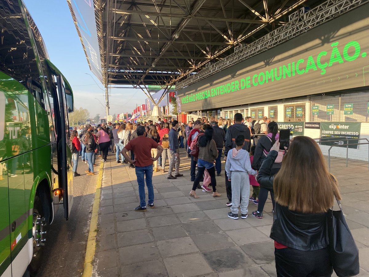 Fila para compra de ingressos da Expointer. Portões abrem 8hrs. Trânsito flui bem na região. Quem vem da Capital, prefira a rodovia do parque. Quem está em Canoas, use a Guilherme Schel a partir da REFAP, senão, terá que fazer o retorno na RS-118.<a href="/gzhdigital/">GZH</a>  #RádioGaúcha