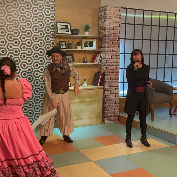 PAORUIZDIAZ16's tweet photo. Paola Ruiz Díaz.. Alicia Fuentes y Rufino Vico en Canal 3 Televisión Pública Pampeana!!! 22/8. Dia del Folklore!! "Encuentro de Tarde"... https://t.co/DYFDrYD9qo