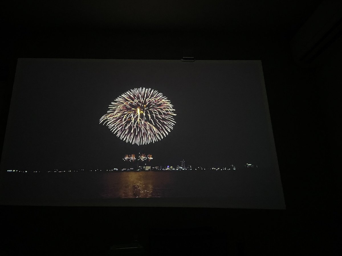 maaaaao_02's tweet photo. 涼しい中で見れる花火最高
 #おうち花火大会 https://t.co/leSZSXi5ds