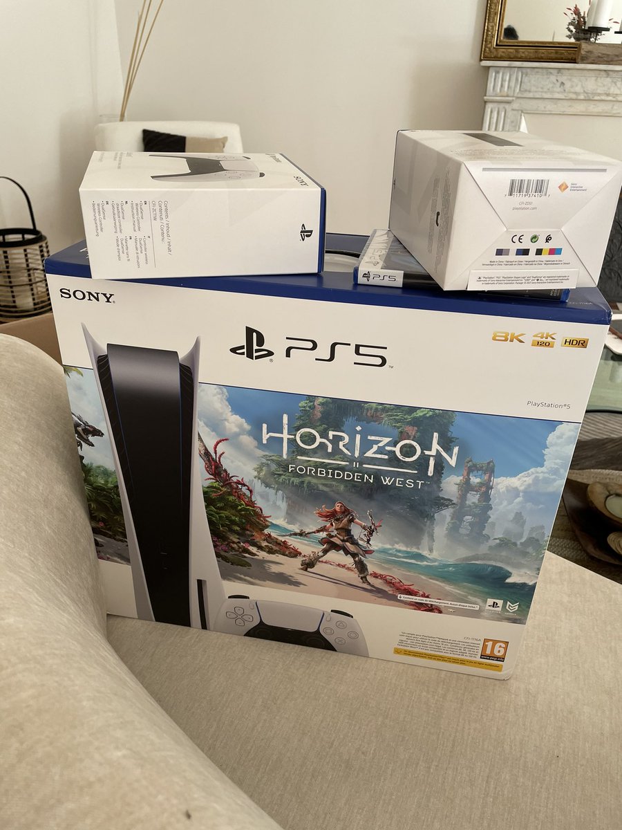 aminaradio's tweet photo. Après des jours et des jours de traque j’ai ENFIN réussi! Merci pour les bons plans les gars vous êtes au top @CosmoGamesCom 👏🏼🙏 #PS5 https://t.co/xPDZbPED3o