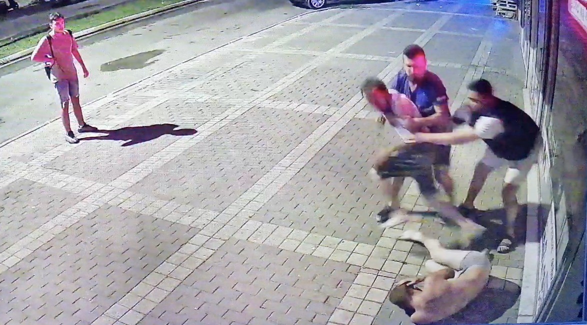 Üzerinde sadece iç çamaşırıyla sokağa çıktı, ortalık bir anda karıştı! O anlar kamerada 
 #Haber Hattı <a href="/hhcomtr/">Haber Hattı</a> aracılığıyla 

Haberin devamı için➡️ bit.ly/3ReRV8J