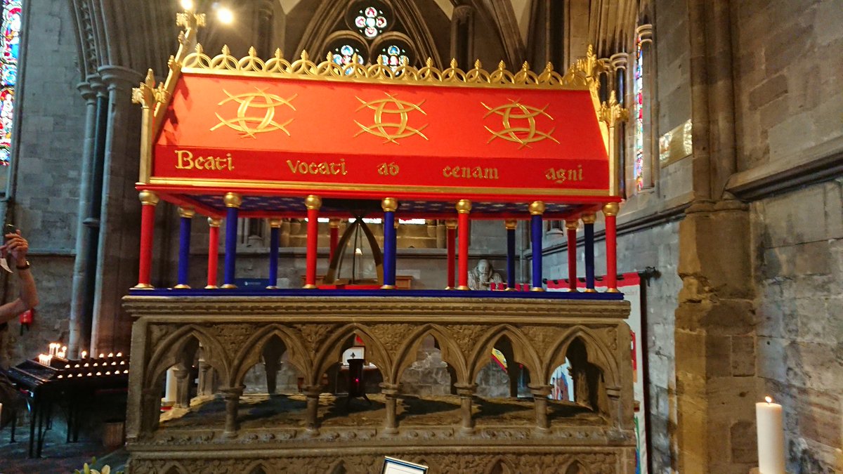 orangearrowman's tweet photo. @Pilgrimage2012 The shrine of St Thomas Canteloupe is red and blue https://t.co/SKmyYRChXN