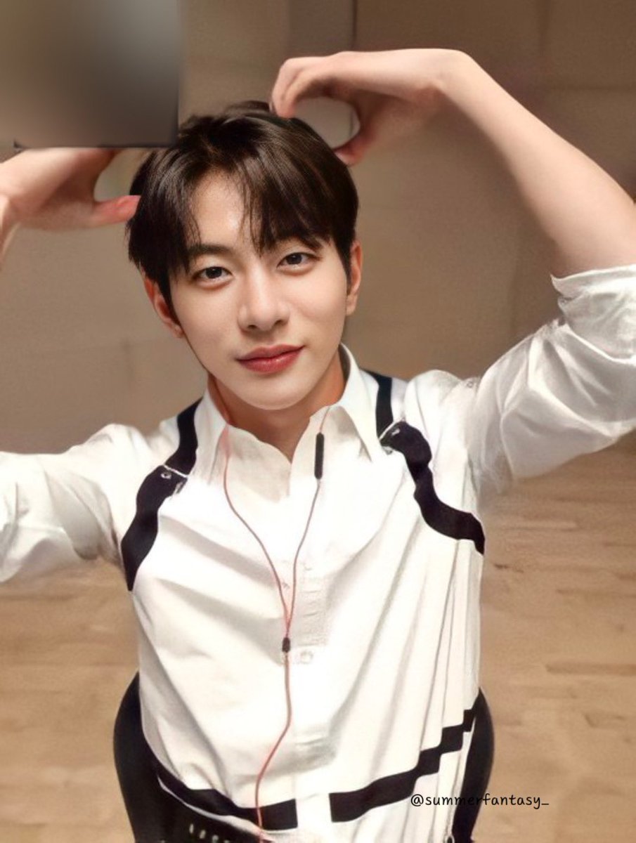 SummerFantasy_'s tweet photo. 220827 디어마이뮤즈 영상통화 팬사인회

최보민은 강아지다 VS 곰돌이다!! 했는데 강아지 선택한 보민이 사실 나는 곰돌이파야... 했더니(아님 그냥 곰돌귀가 보고 싶었던 거임) 곰돌귀도 예쁘게 해 주고 아주 요정이야 ❤️

#Goldenchild  #골든차일드  #최보민 #보민 https://t.co/Wt1ZL9xRSL