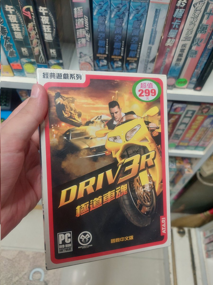 RacingFreak95's tweet photo. And just like that, I've just managed to acquire the localised PC version as well! What's more crazy is the store still had these two copies in stock, so it was a no brainer for me to buy the boxed version. It contains the same plastic case as seen on the right. https://t.co/Z4ZmWypzq4