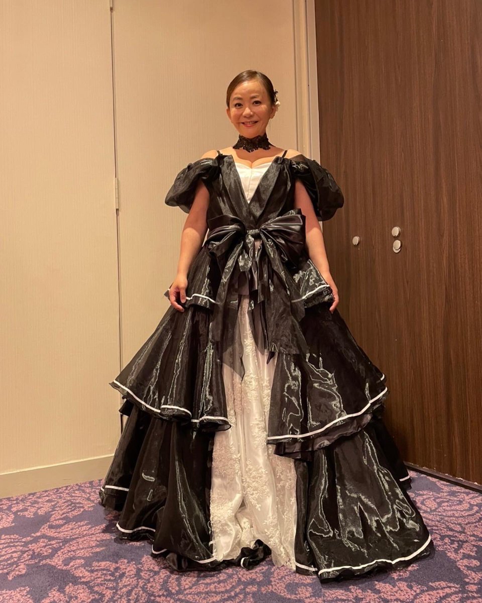 rinadress's tweet photo. 華原朋美さんドレス　第二弾
前回はチェリーピンクにお花の可愛いらしいドレスでしたので雰囲気を変えてドレスのラインは可愛さを残し、モノトーンカラーでシックにしました。
写真では分かりづらいですが、センターには、飛ばしのビジューレースがついていて立体的に見えるのが私のこだわりポイント https://t.co/iNX6nEKZ4N