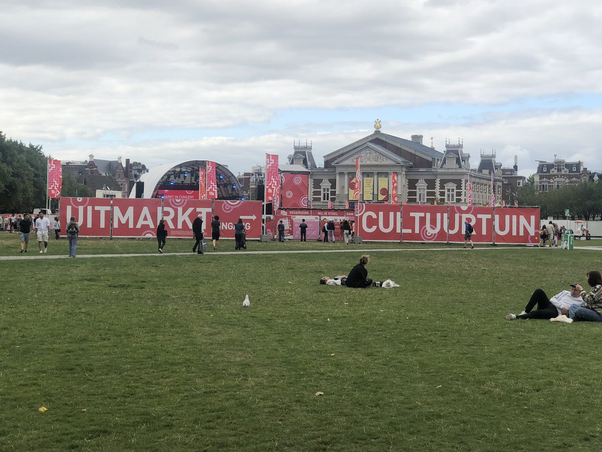 Culturele sector huilt over te weinig bezoekers. Tijdens Uitmarkt contact herstellen? Niet dus! Ipv  kraampjes met aanbod: paar zeilen opgehangen met QR-codes. Wezenloos loop ik codes te fotograferen in afwachting van een mail (dat er nog niet is). Wat een dedain.