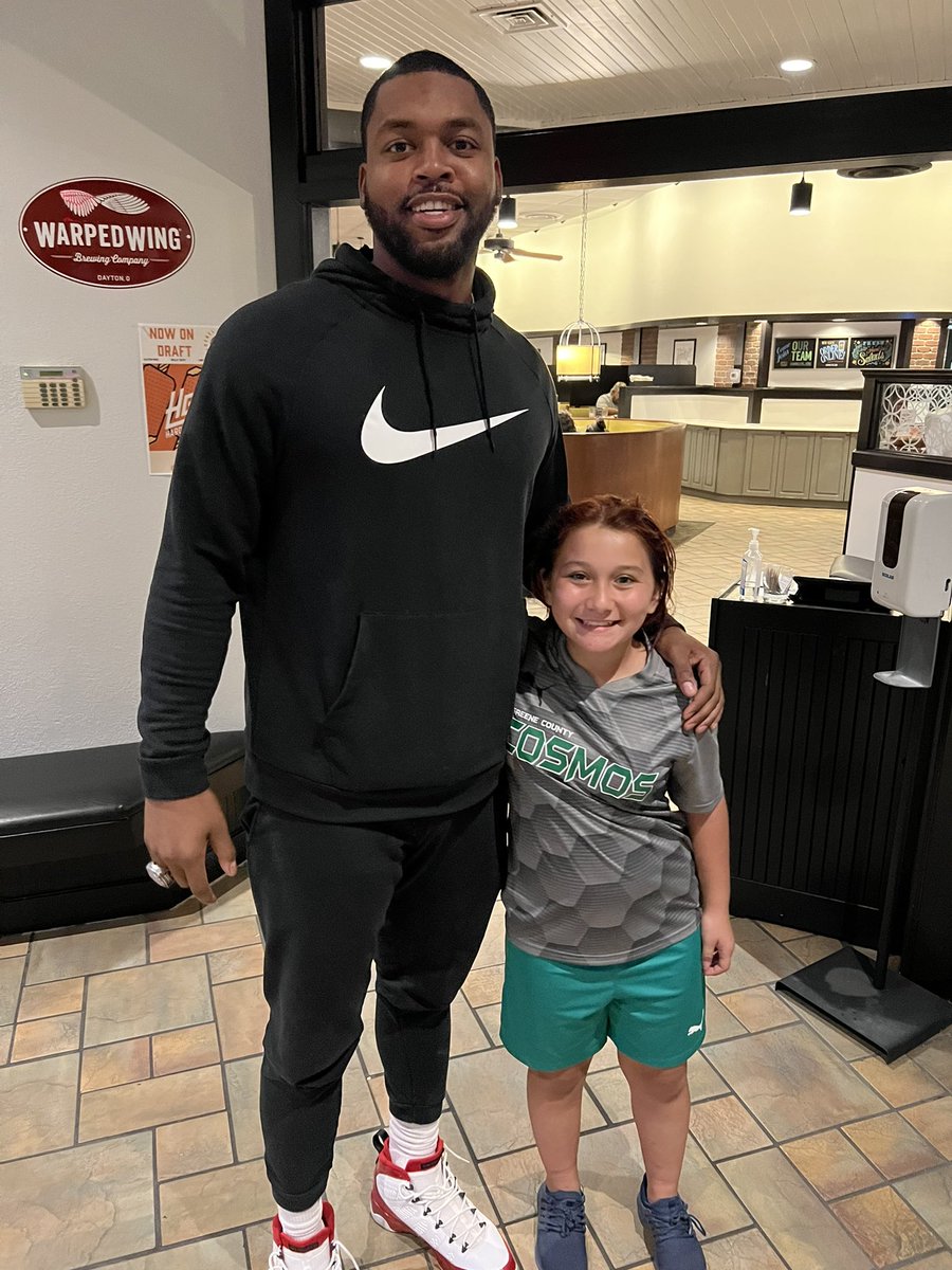 ColleenKarl's tweet photo. Took a tough 1-1 tie in Sidney last night. Stopped for dinner on our drive home and ran into the always amazing @tlanders_03 . Thank you for always being so kind!!!  #fylerfaithful #ionlyusetwitterforUDbasketball https://t.co/IT2N8i9rBe
