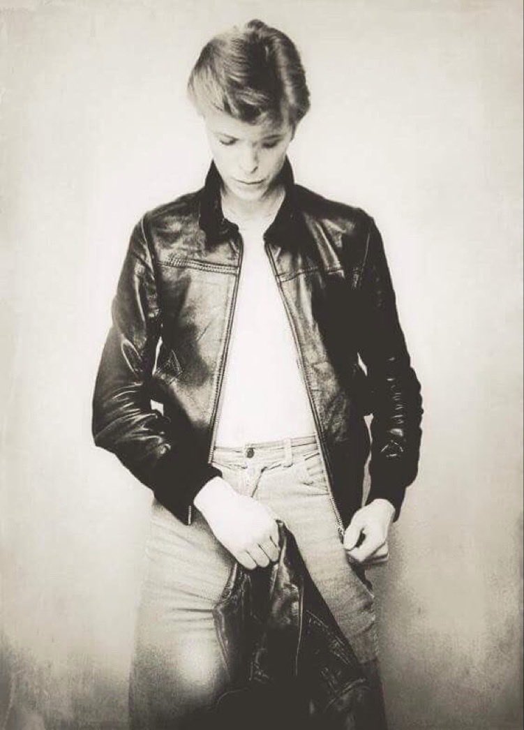DavidBowiePinUp's tweet photo. Someone to claim us, someone to follow… https://t.co/tCNpCNpWIo
