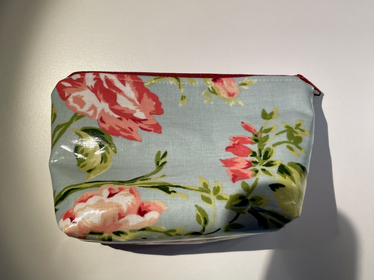 Tanja0521's tweet photo. Mal ein Wochenende, an dem ich nichts für die Schule machen muss. Und was tue ich? Schreibe eine Nähanleitung für das textile Gestalten für die Schule. Was man nicht alles so macht als Lehrerin.
#twlz
#waslehrerinnensomachen
#Ilovesewing
#handemadewithlove https://t.co/xJhWvGfOgG
