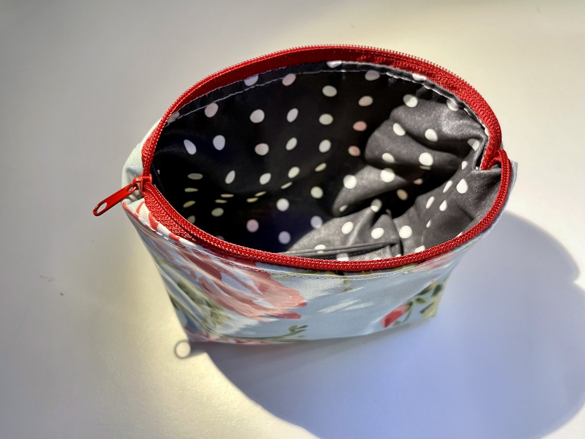 Tanja0521's tweet photo. Mal ein Wochenende, an dem ich nichts für die Schule machen muss. Und was tue ich? Schreibe eine Nähanleitung für das textile Gestalten für die Schule. Was man nicht alles so macht als Lehrerin.
#twlz
#waslehrerinnensomachen
#Ilovesewing
#handemadewithlove https://t.co/xJhWvGfOgG