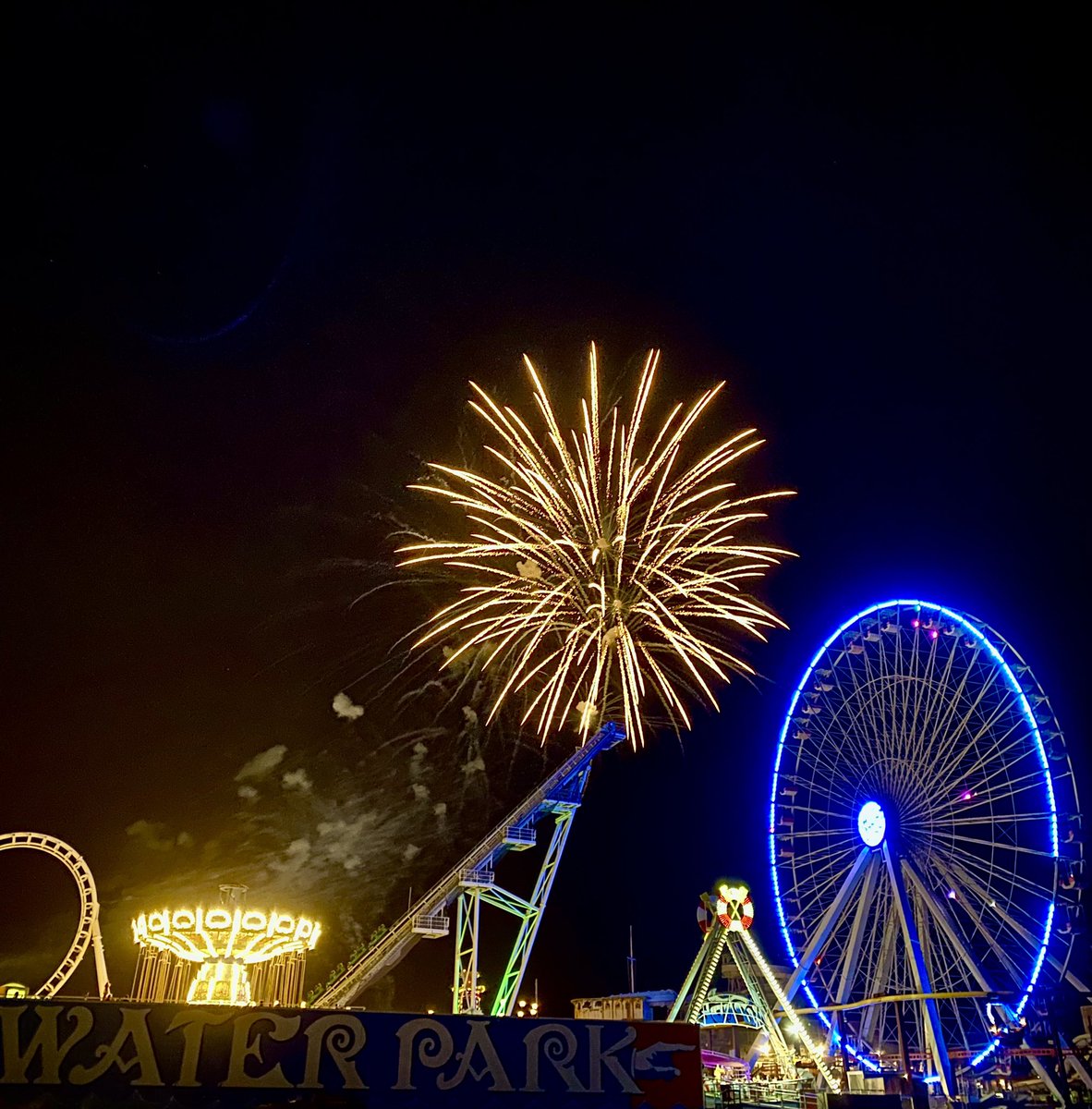 AdventurerInn's tweet photo. #fireworks on the #beach @MoreysPiers . #wildwood #nj #boardwalk #waterpark @TheWilldwoodsNJ @wildwoodBwalk @Wildwood365 #wildwood365 https://t.co/lcCpv589Ph