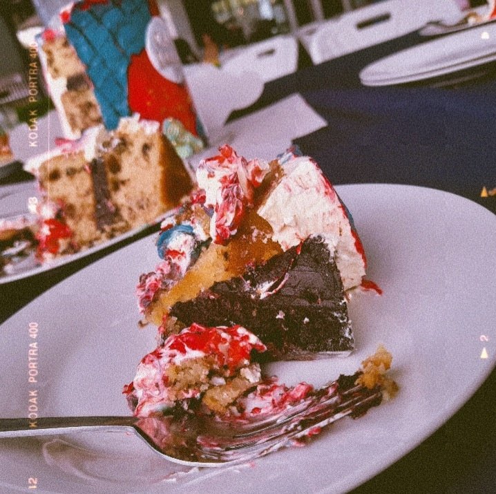 sassyjoycee07's tweet photo. PIECE OF CAKE🍰😅 (08.05.22)
A little bliss of deliciousness in every bite.😋 Birthday cake calories don't count.😆
#cakes #sweet #sweettooth #foodies #foodislife #foodlove #foodporn #foodinsta #fatkidinside #eateateat #happyme #eatwhileyoucan #bliss #familygettogether #birthday https://t.co/ZeM0iCF5Iz
